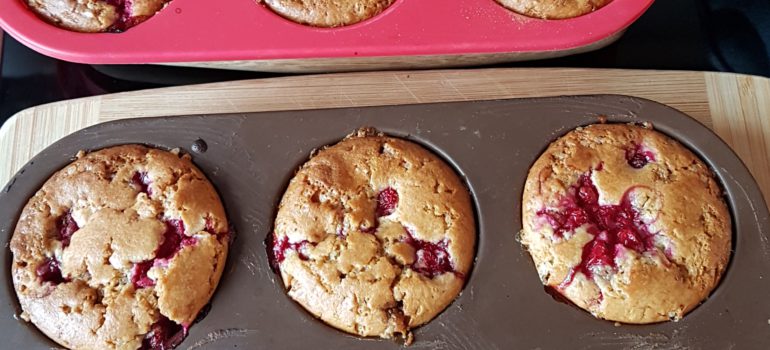Przepis na muffinki z porzeczkami, bądź dowolnymi owocami leśnymi