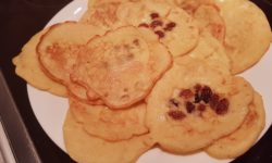 Placuszki jaglane z bananem, rodzynkami, na oleju kokosowym