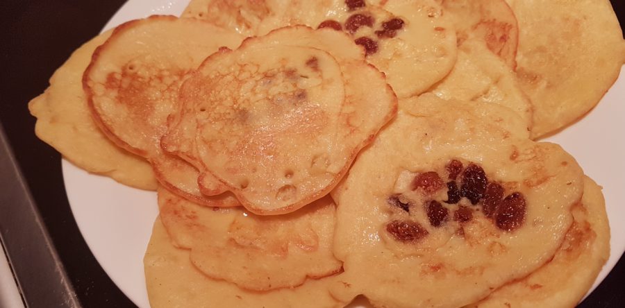 Placuszki jaglane z bananem, rodzynkami, na oleju kokosowym