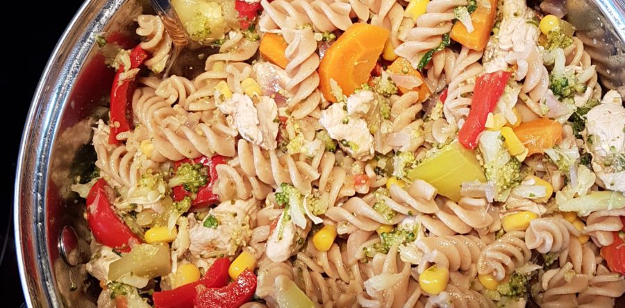 Razowy makaron z mięsem i warzywami, czyli warzywne danie jednogarnkowe!