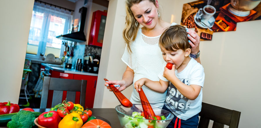 Jak zachęcić dzieci do jedzenia warzyw i owoców?